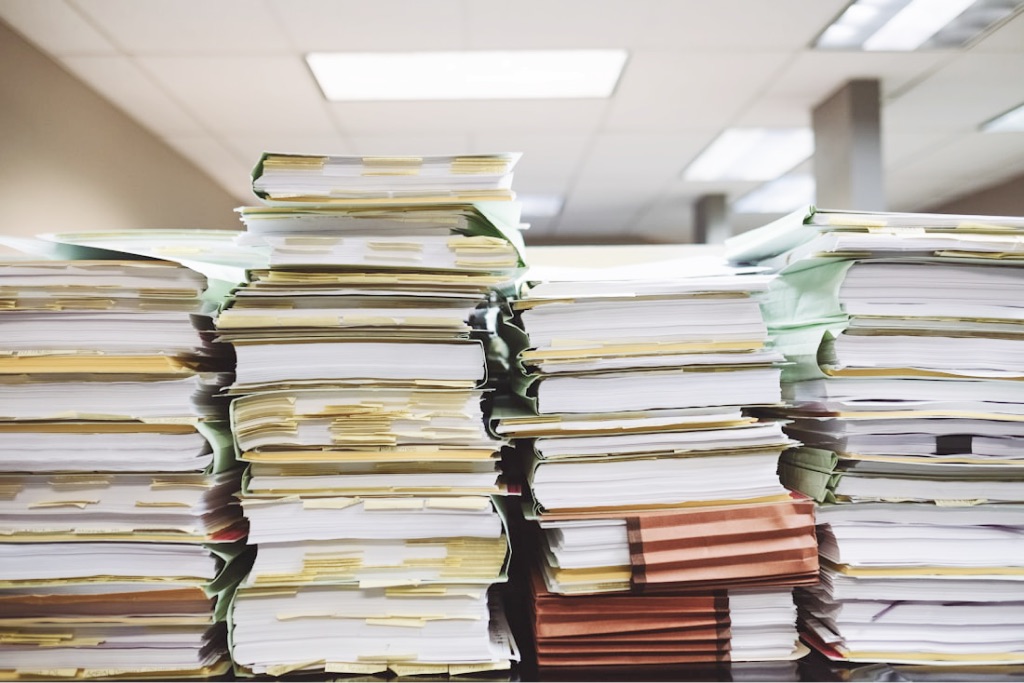 机に積み上がった大量の請求書